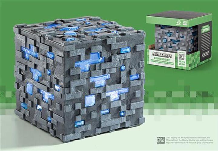 Produktbild Noble Collection Minecraft Replik Illuminating Diamond Ore Cube 10 cm