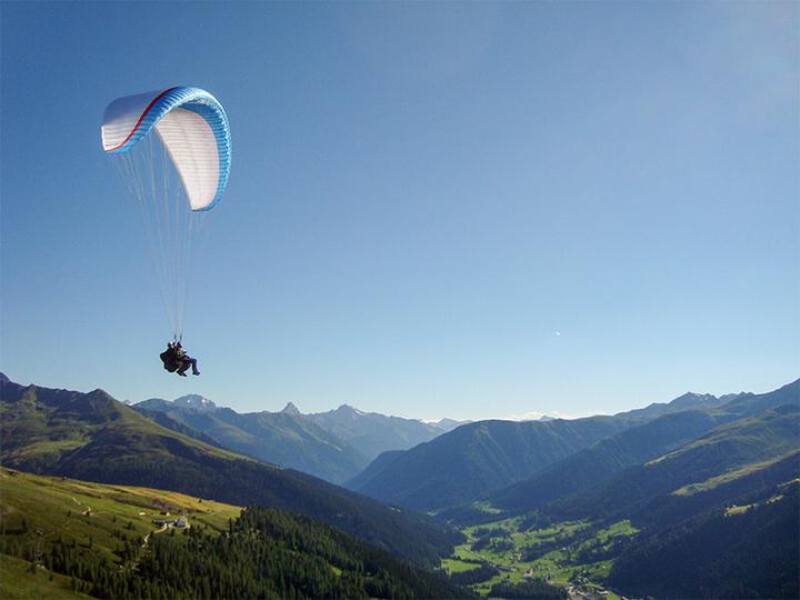 Produktbild Smartbox Tandem-Paragliding-Flug nach Davos für 2 Personen (2 Pers.)