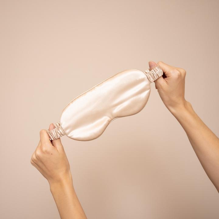 Actual product image VBEAUTY Tools - Silk Sleep Mask Champagne (Sleeping mask)