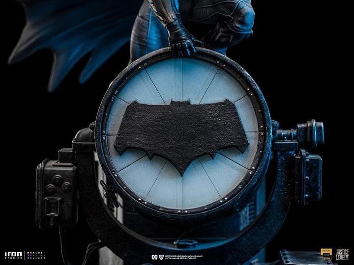 Produktbild Iron Studios Zack Snyder's Justice League Deluxe Art Scale Statue 1/10 Batman on Batsignal 28 cm