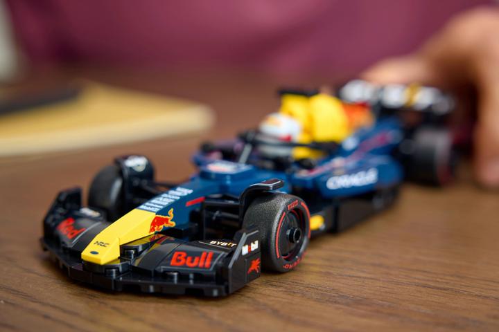 Productafbeelding LEGO Oracle Red Bull Racing RB20 F1 Rennauto (77243, LEGO Snelheidskampioenen)
