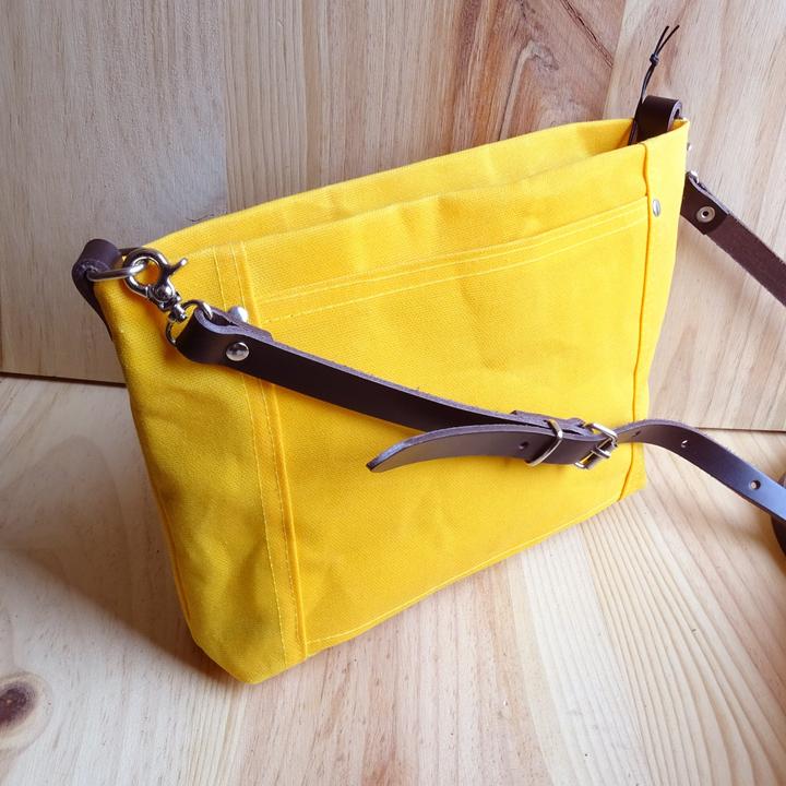 Produktbild Only-Bags.Store Kleine gewachste Canvas-Kreuztasche, Lederriemen, Reissverschlusstasche