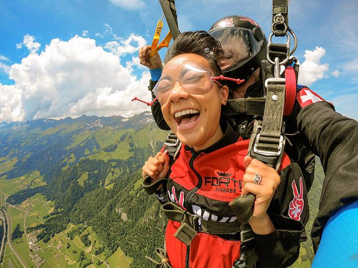 Actual product image Smartbox Saut en parachute en tandem avec un moniteur dans les Alpes Suisses pour 1 personne (1 pers.)