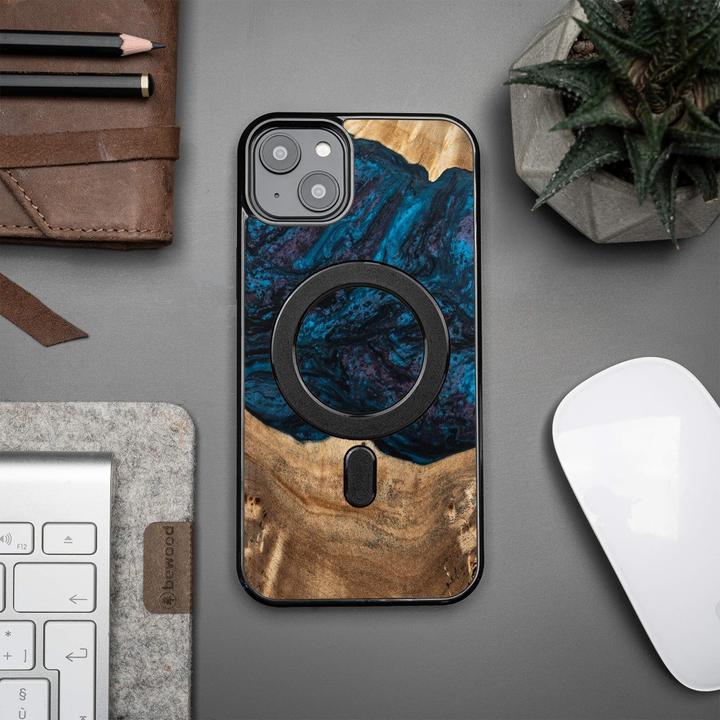 Produktbild Bewood Holz- und Harzhülle für iPhone 15 Plus MagSafe Unique Neptun – Marineblau und Schwarz (Apple iPhone 15 Plus)