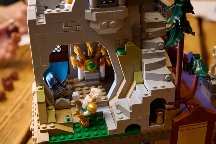 Image du produit LEGO 21348 Dungeons & Dragons : La Saga du Dragon Rouge (21348, LEGO Ideas, LEGO difficiles à trouver)