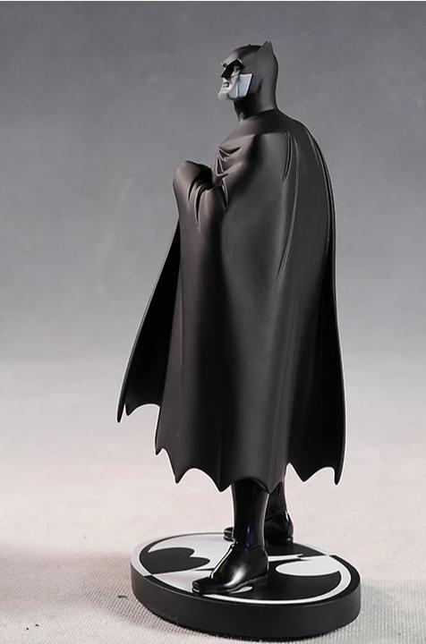 Immagine prodotto DC Direct Statua DC Comics "Batman Bianco e Nero" di Darwyn Cooke