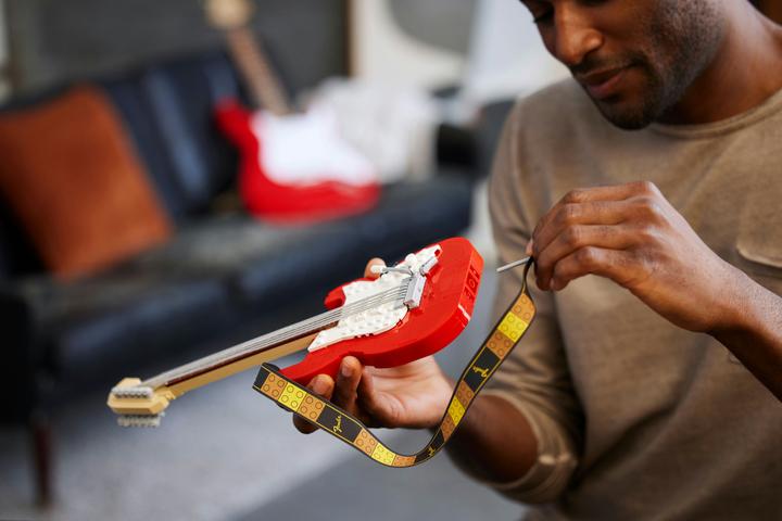 Produktbild LEGO Fender Stratocaster (21329, LEGO Ideas, LEGO Seltene Sets)