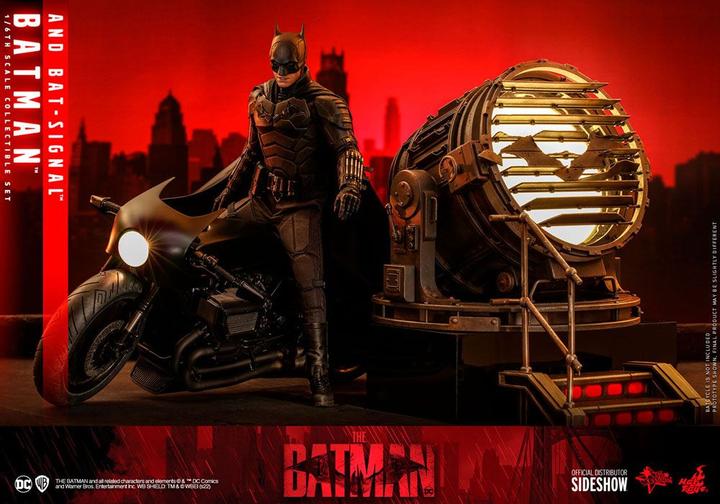 Immagine prodotto Hot Toys Statuetta di Batman Movie Masterpiece 1/6 Batman con Bat-Segnale 31 cm