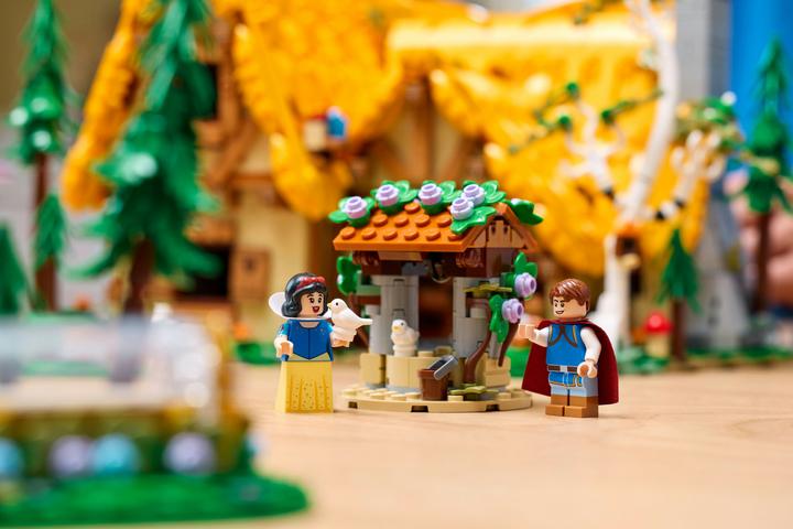 Immagine prodotto LEGO La capanna di Biancaneve e i sette nani (43242, LEGO Disney)