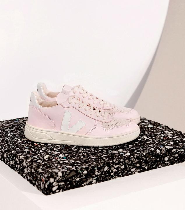 Actual product image Veja V-10 (39)