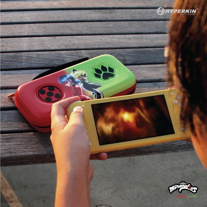 Produktbild Hyperkin Switch Tasche Miraculous Bug & Cat (Switch Lite, Switch OLED, Switch)