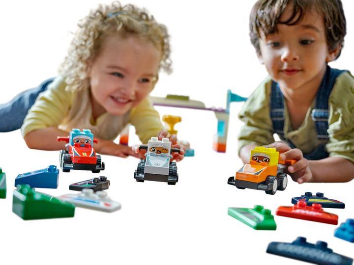 Actual product image LEGO F1 Team Rennautos mit Rennfahrern (10445)