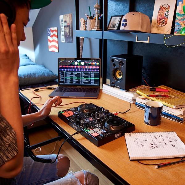 Produktbild Hercules DJ Control Inpulse 200 MK2 mit Kopfhörer