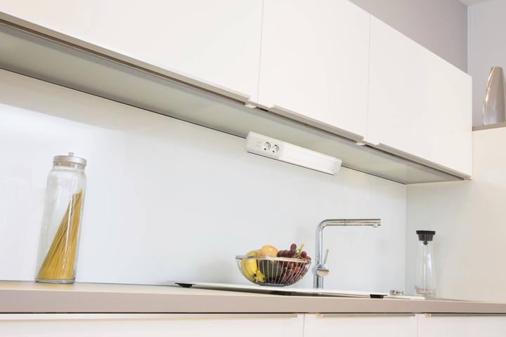 Image du produit Müller Licht Luminaire d'agencement LED 50cm avec 2 prises de courant de sécurité et 4 crochets porte-serviettes