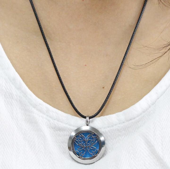 Produktbild Zen Arôme Duft-Schmuck Halskette mit Anhänger No.3 für Ätherisches Öl, Parfum - Edelstahl mit Lederb (Edelstahl, Leder)
