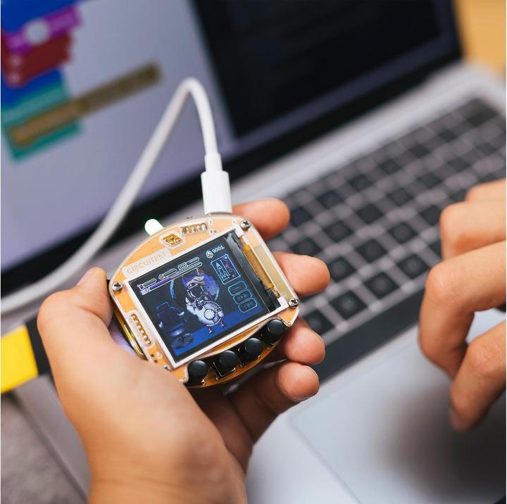 Actual product image CircuitMess CircuitPet - virtual pet - electronics kit
