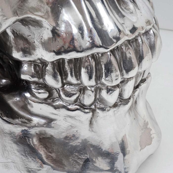Produktbild Swisshandel24 Beistelltisch Totenkopf, Polyresin Glastisch Wohnzimmertisch, silber 52x55x55cm (52 x 55 x 55 cm)