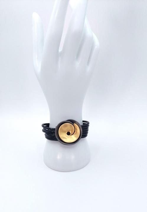Produktbild Signé Signè Armband Schwarz mit Magnetverschluss & vergoldete Blume No.4 (Metall, Messing, Leder, Bleifrei, Cadmiumfrei, Nickelfrei)