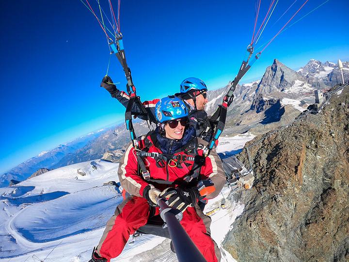 Produktbild Smartbox 20-minütiger Gleitschirmflug mit Foto- und Video-Souvenir in Zermatt (1 Pers.)