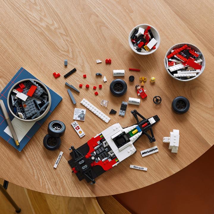 Produktbild LEGO McLaren MP4/4 & Ayrton Senna (10330, LEGO Icons)
