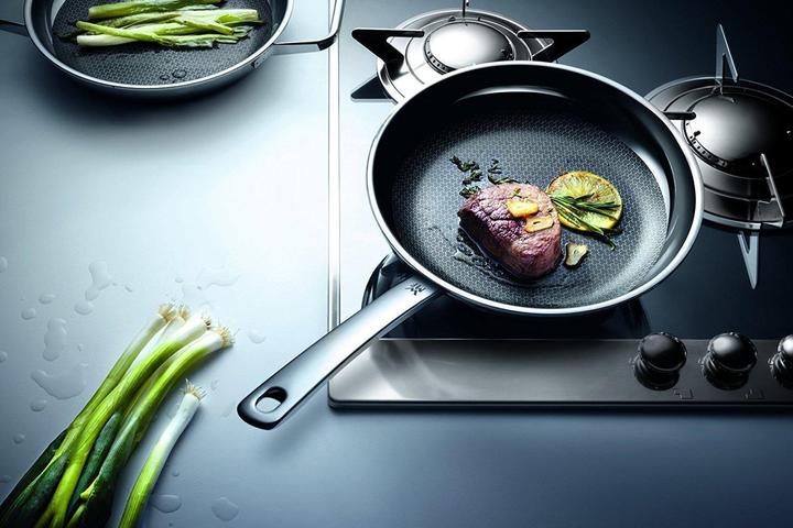 Image du produit WMF Résistance professionnelle (28 cm, Poêle à frire, Aluminium, Acier inoxydable)