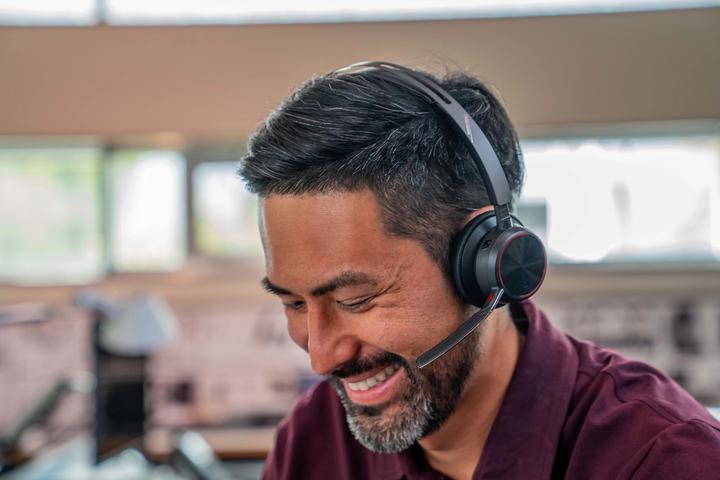 Image du produit HP POLY Voyager Focus 2 USB-C-C Headset +USB-C/A Adapter +Charging Stand