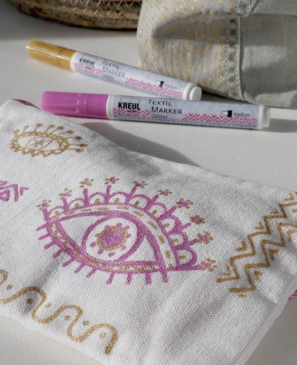 Produktbild Kreul Stoffmalstift, Textilmarker Javana texi mäx Glitter für helle und dunkle Stoffe (Gold, 4 mm)