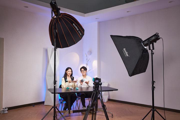 Image du produit Godox MoveLink Mini Lightning Kit 2 2,4 GHz 1 récepteur et 2 émetteurs roses (Nouveauté)