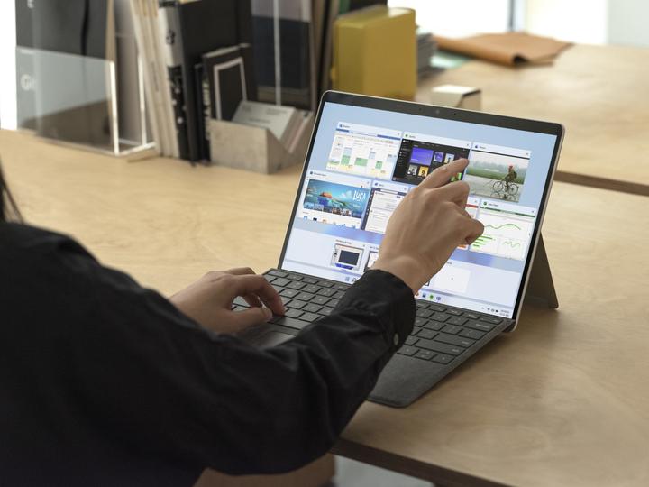Produktbild Microsoft Surface Pro X (13", Microsoft SQ1, 8 GB, 256 GB)