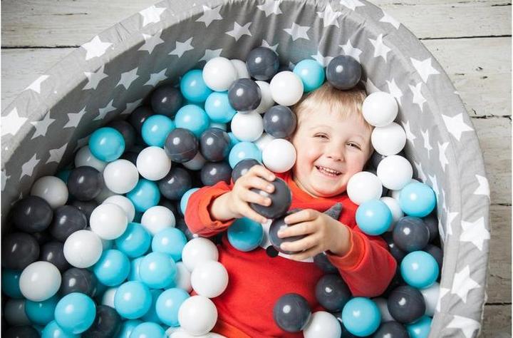Immagine prodotto Knorrtoys Palla da biliardo morbida - "Stelle bianche e grigie" - 300 palline crema/grigio/blu chiaro (circa