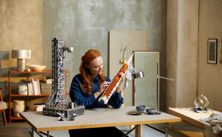 Actual product image LEGO NASA Artemis launch pad (10341, LEGO Icons, LEGO Rare Sets)
