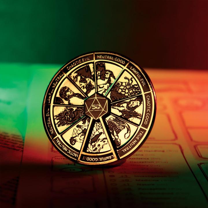 Immagine prodotto Fanattik Distintivo Dungeons & Dragons Alignment Spinner Edizione limitata placcata oro 24k