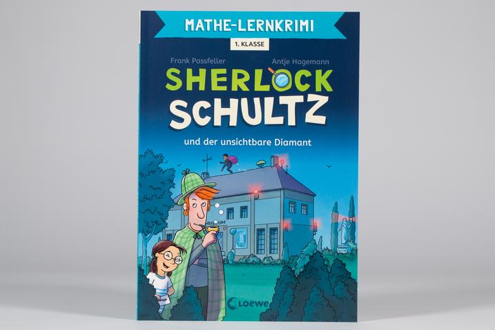 Produktbild Loewe Mathe-Lernkrimi - Sherlock Schultz und der unsichtbare Diamant (Deutsch, Frank Passfeller, Loewe Lernen und Rätseln, Antje Hagemann, 2024)