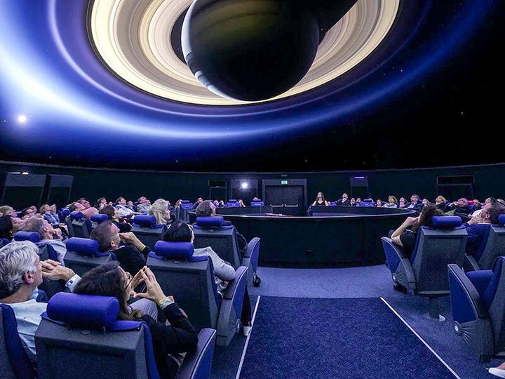 Image du produit Smartbox 2 jours uniques en famille de 4 personnes avec billets pour le planétarium de Lucerne (4 pers.)