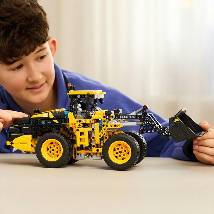 Actual product image LEGO Volvo L120 Electric wheel loader (42209, LEGO Technic)