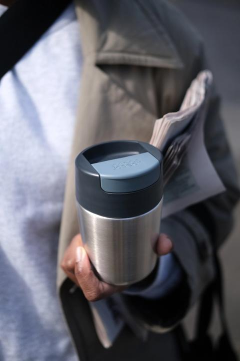 Immagine prodotto Joseph Joseph Tazza da viaggio in acciaio inox Sipp con coperchio ribaltabile 454 ml Anth. (0.45 l)