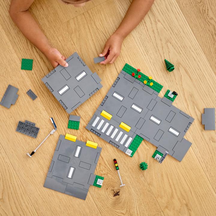 Actual product image LEGO Road intersection with traffic lights (60304, LEGO City)