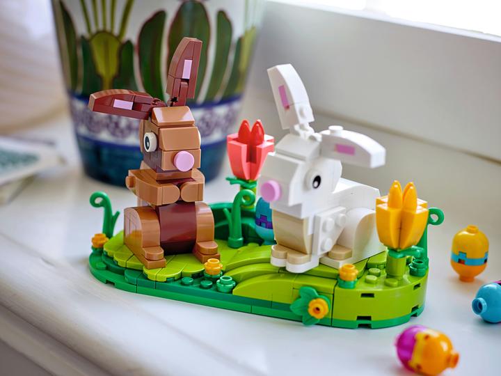 Actual product image LEGO 40523 Easter Bunny Exhibit (40523, LEGO Seasonal Sets, LEGO Disney)