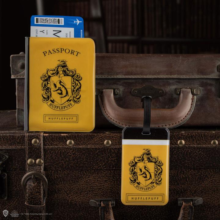 Image du produit Cinereplicas Harry Potter set étiquette de bagage & étui pour carte de transport Hufflepuff (Cadenas + étiquette pour bagage)