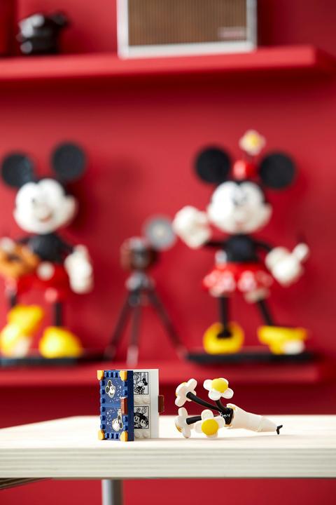 Actual product image LEGO Mickey Mouse and Minnie Mouse (43179, LEGO Disney, LEGO Rare Sets)