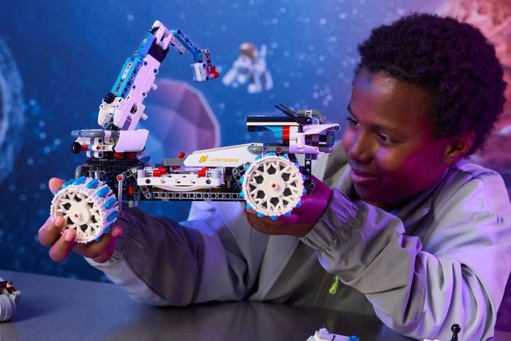 Produktbild LEGO 42211 Confidential (42211, LEGO Technic)