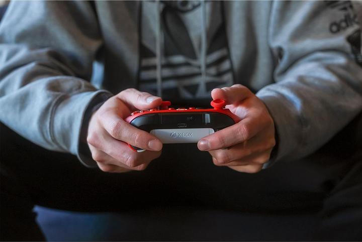 Immagine prodotto Microsoft Xbox Wireless Controller - Pulse Red (Xbox Serie S, Xbox One S, PC, Xbox One X, Xbox Series X)