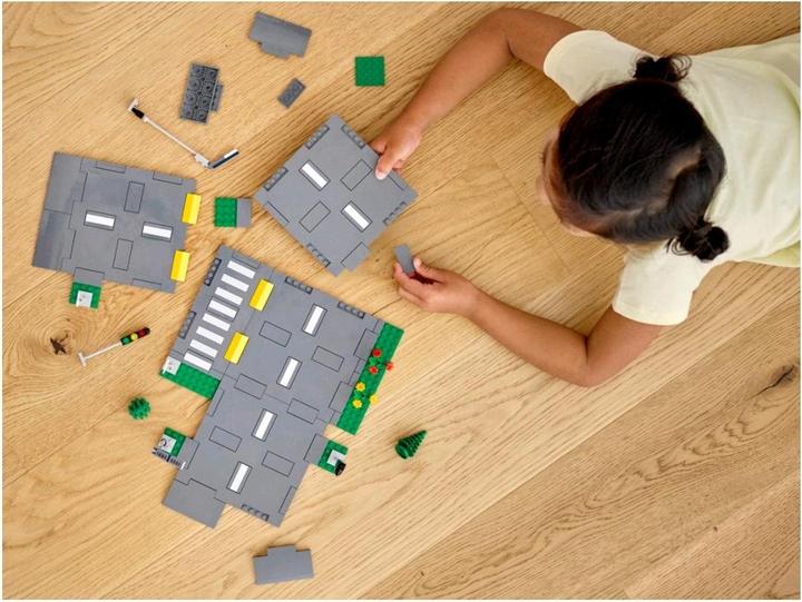 Actual product image LEGO Road intersection with traffic lights (60304, LEGO City)