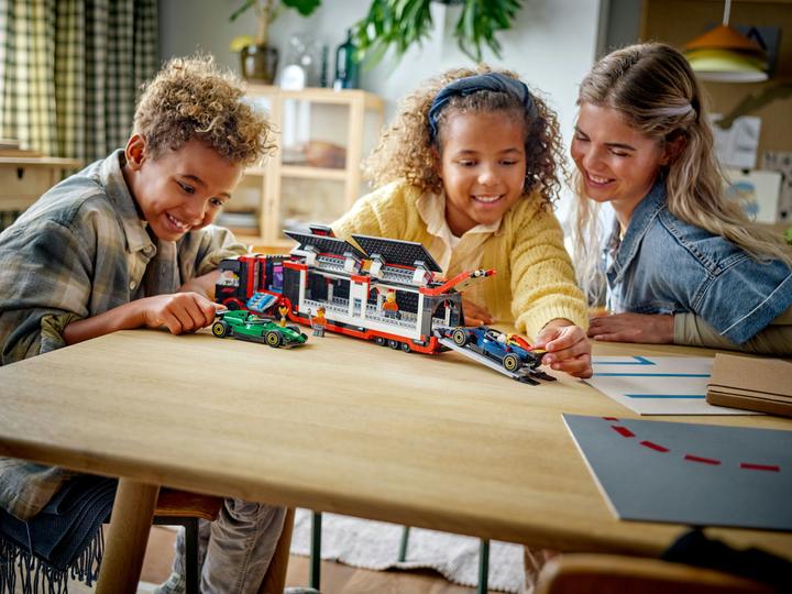 Produktbild LEGO F1 Transporter mit RB20 & AMR24 F1 Rennautos (60445, LEGO City)