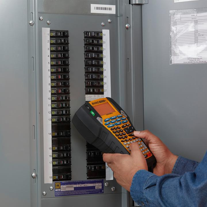 Produktbild Dymo Rhino 6000+ im stabilen Hartschalenkoffer ABC UK