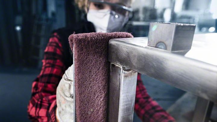 Actual product image Bosch Professional Zubehör Expert N880 fleece roll for hand sanding, 150 mm x10 m, cleaning, 10 pcs.