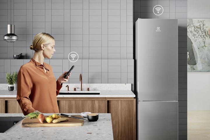 Actual product image Electrolux Fridge/freezer combination built-in fixed door NoFrost 176.9 cm C, IK2540BZR, 925573014 (223 l)