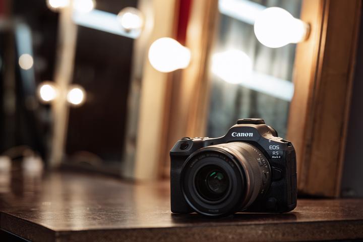Produktbild Canon EOS R5 Mark II + RF24-105 F4 L IS USM (24 - 105 mm, 45 Mpx, Vollformat)