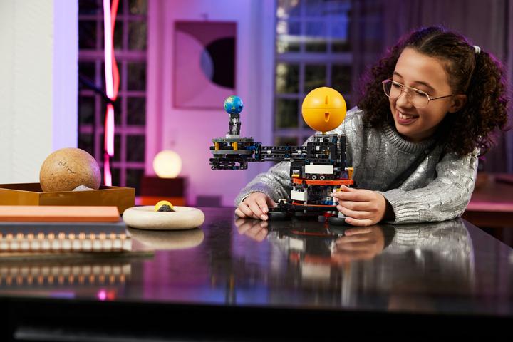Actual product image LEGO Sun Earth Moon Model (42179, LEGO Technic)