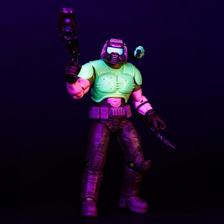Image du produit McFarlane Doom Eternal figurine Doom Slayer Classic (Glow In The Dark Edition) Gold Label 18 cm